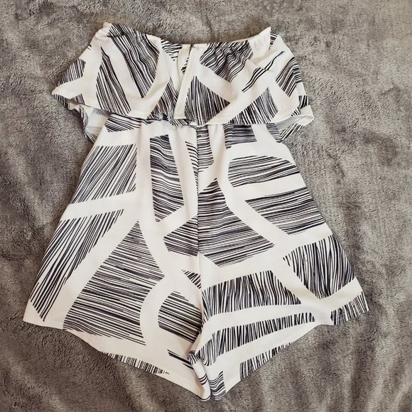 Retro Strapless Romper: White & Black Geometric, with Pockets! - Picture 3 of 6